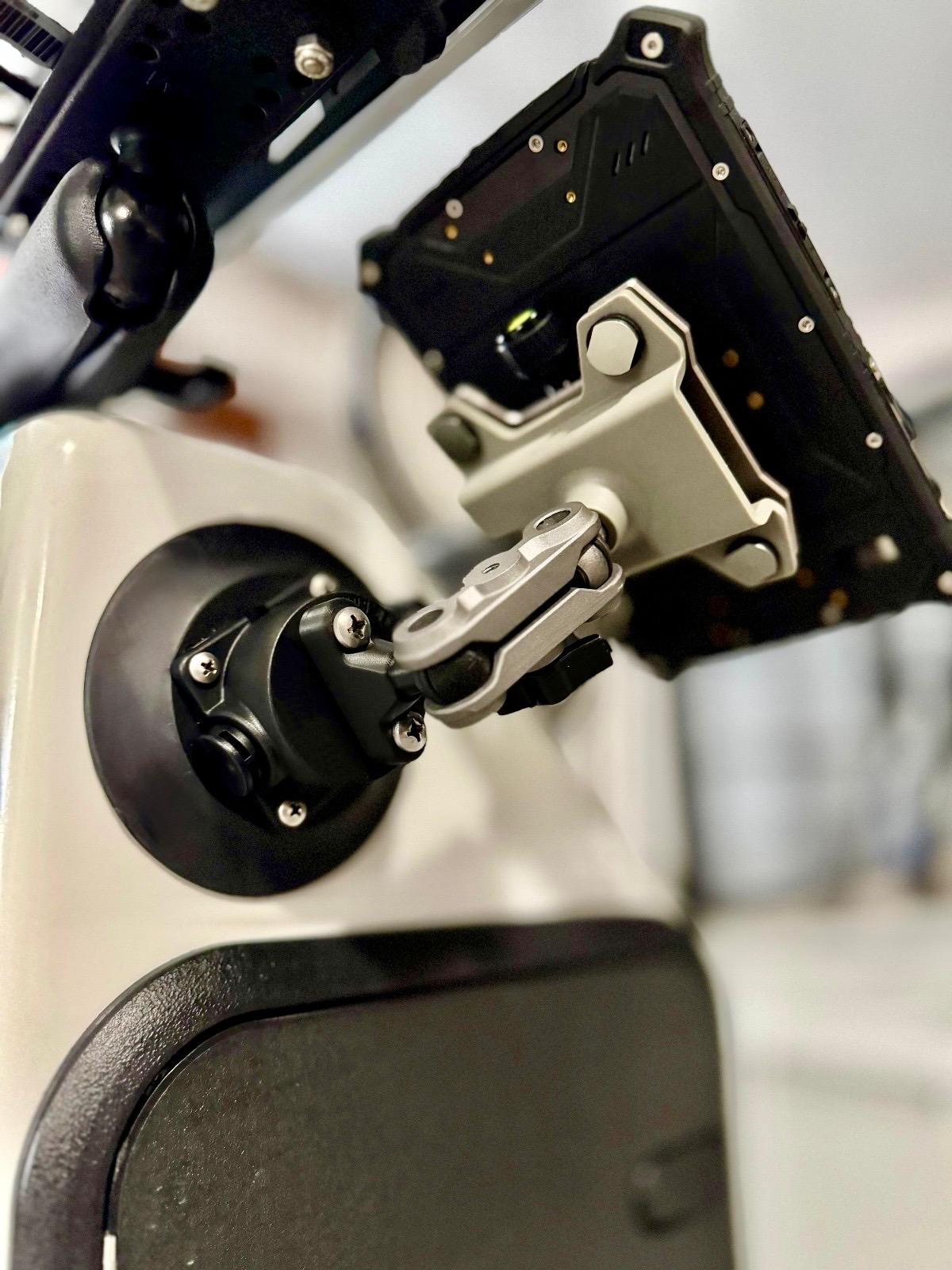 Hydros_7_Gimbal_Mount_On_Console Suction Mount Tablet For Boats